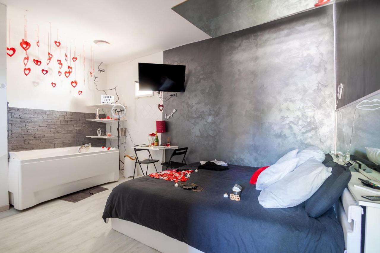 Love Room Avec Balneo Toulon Ngoại thất bức ảnh